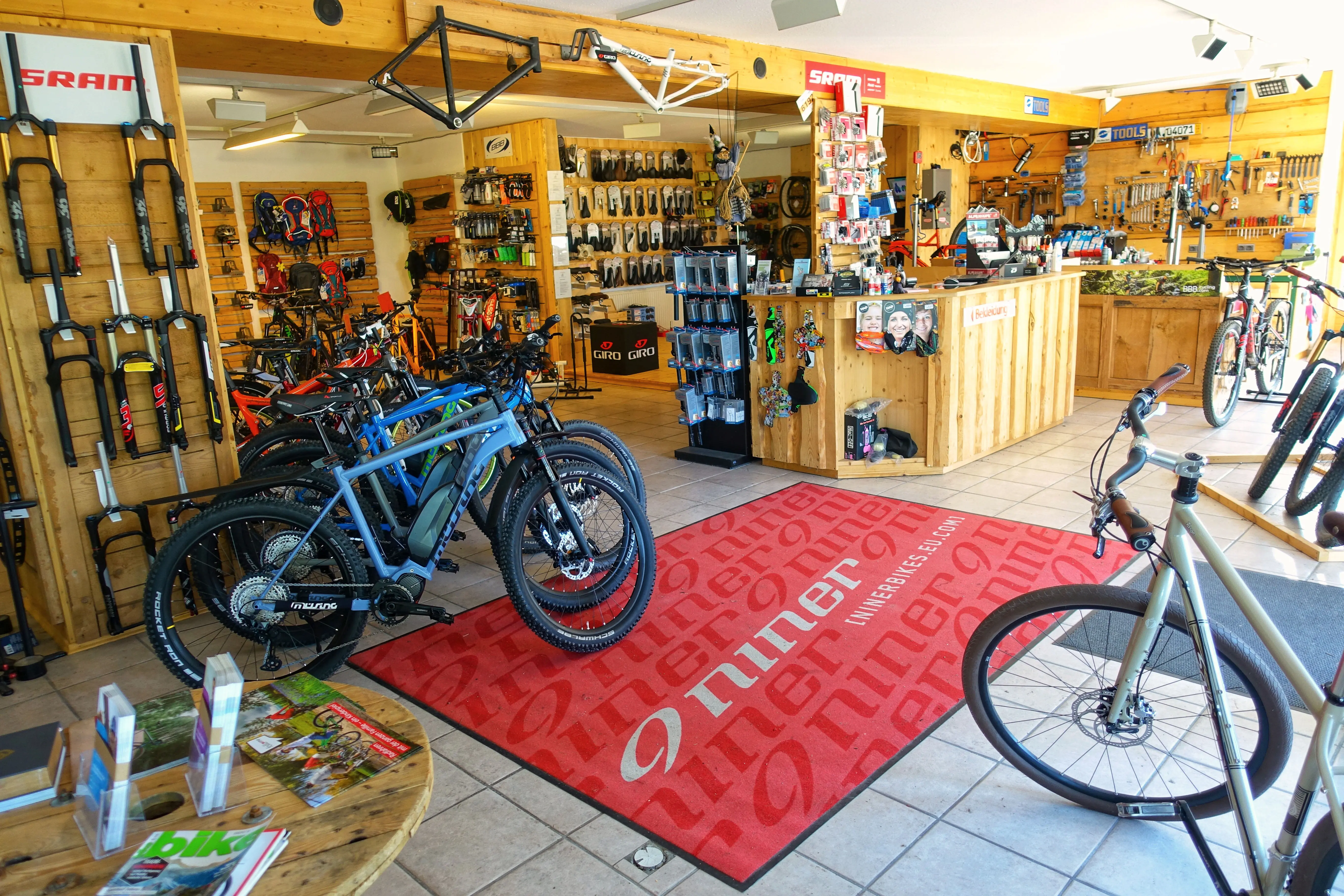 Ausstellungs-, Kassen- und Werkstattbereich von La Strega Custom Bike