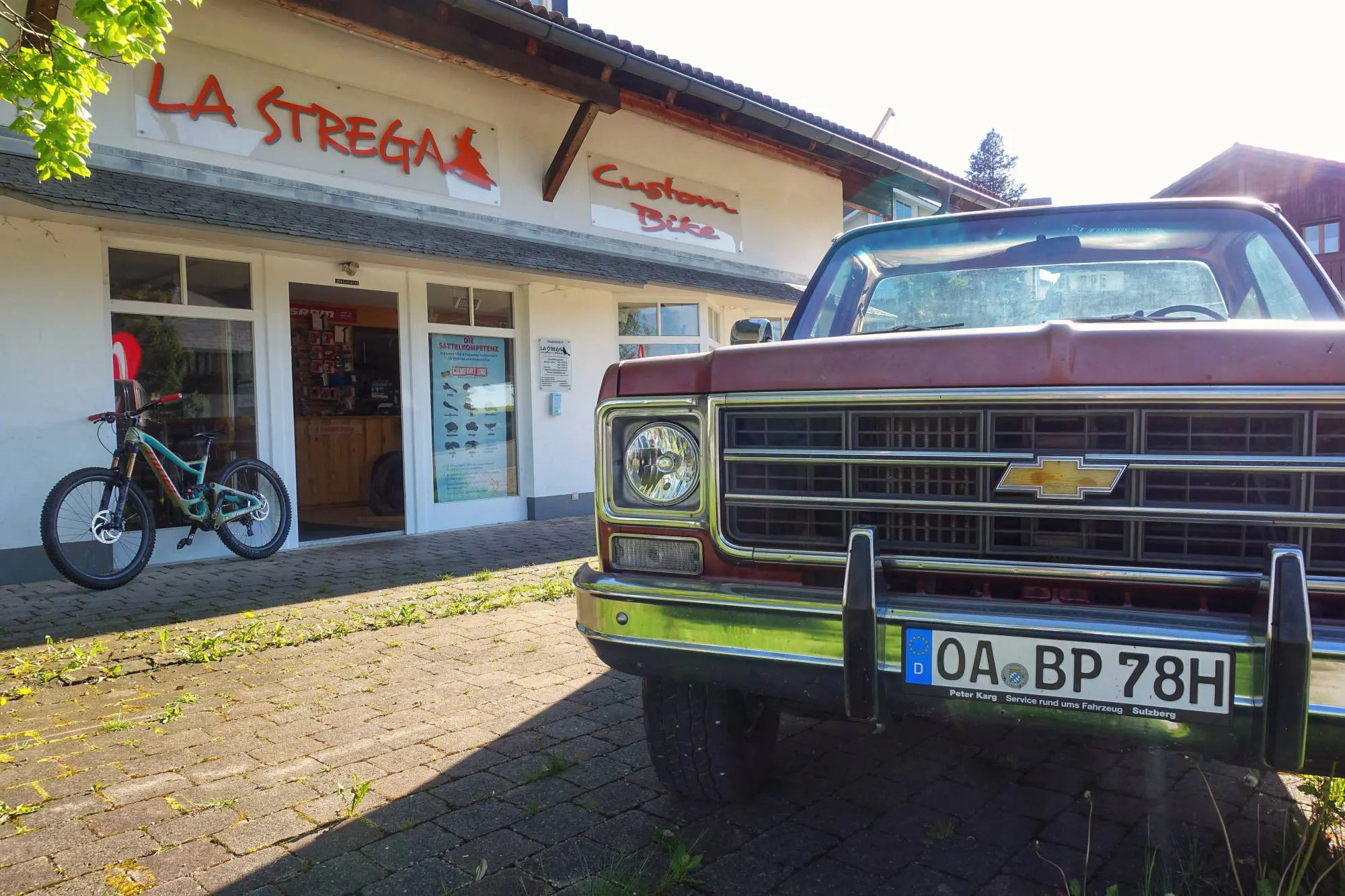 Chevy C20@ La Strega Custom Bike