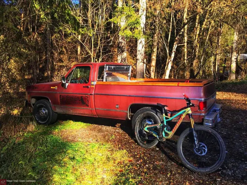 Chevy C20 der Oldtimer und das Sommer Shuttle vom Team La Strega Bike