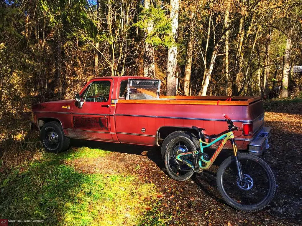 Chevy C20 der Oldtimer und das Sommer Shuttle vom Team La Strega Bike